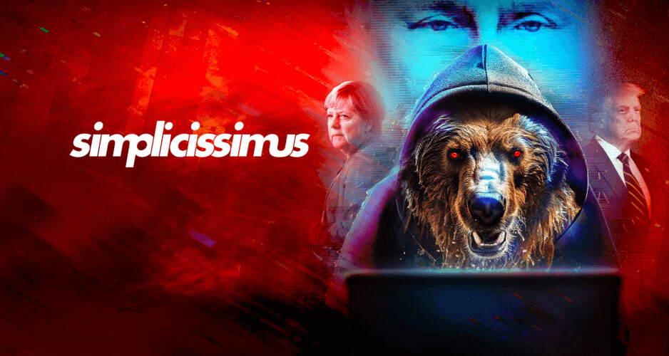 Ein Bär mit roten Augen und einer Kaputze auf. Der Bär ist vor einem Bildschirm. Im Hintergrund ist Angela Merkel, Donald Trump und Vladimir Putin zu sehen. Daneben steht der Titel des Formats 'simplicissimus'. Der Hintergrund ist rot in verschiedenen Tönen.