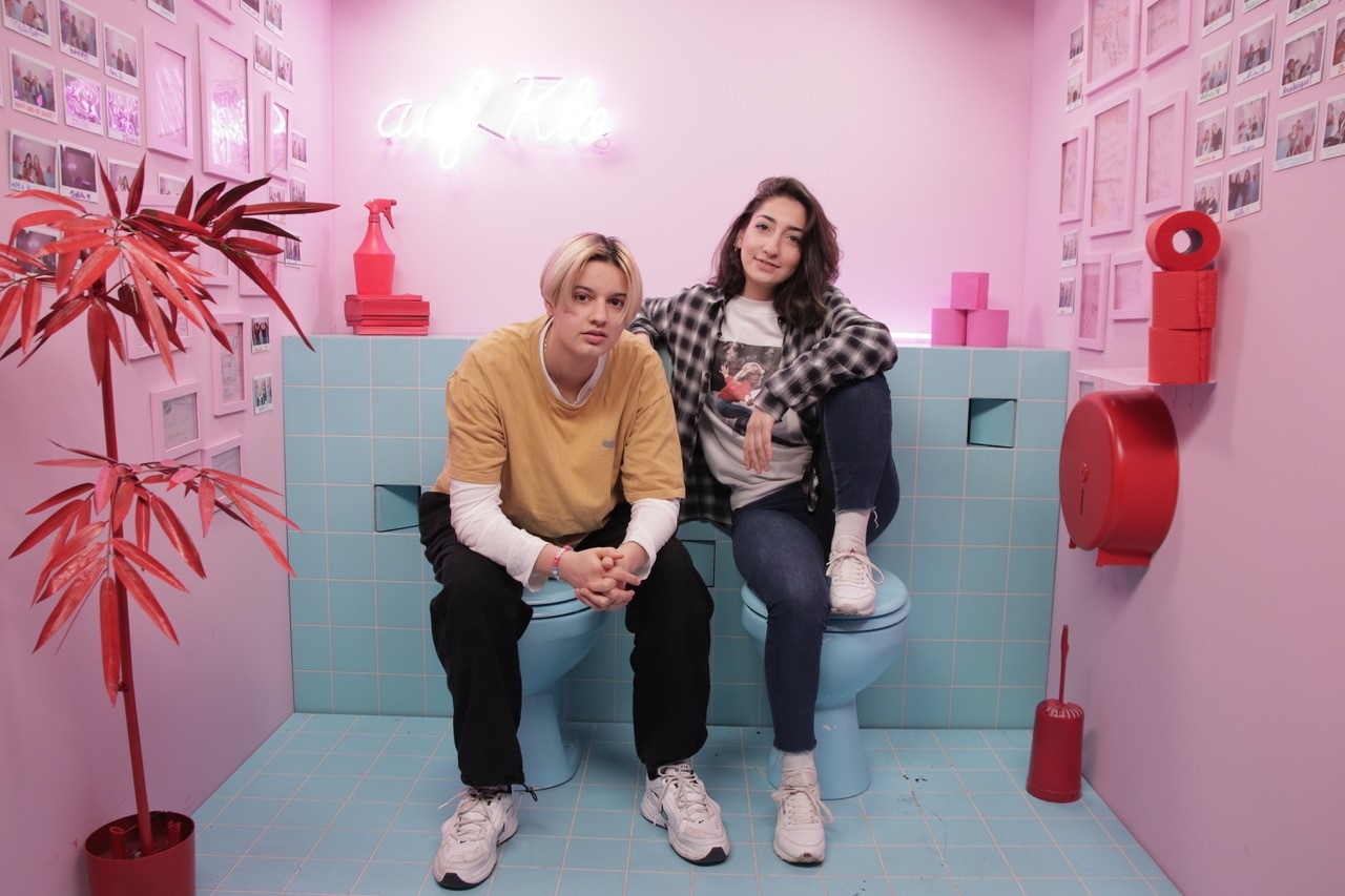 Link zum Artikel: Mavi Phoenix spricht über sein Comingout als trans männlich mit „Auf Klo“