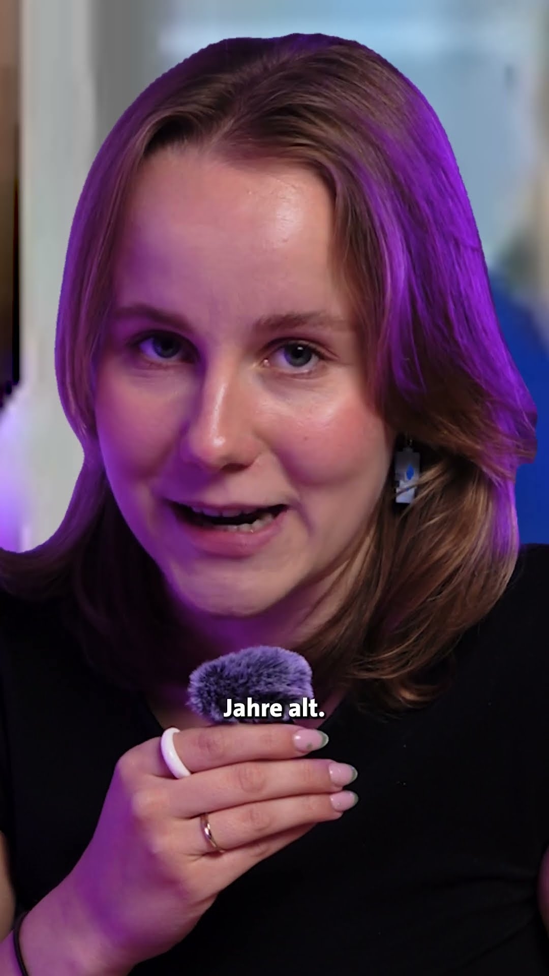 Coach Joel schaut nach unserer Recherche sein Video noch mal und überlegt, ob er ein neues macht.