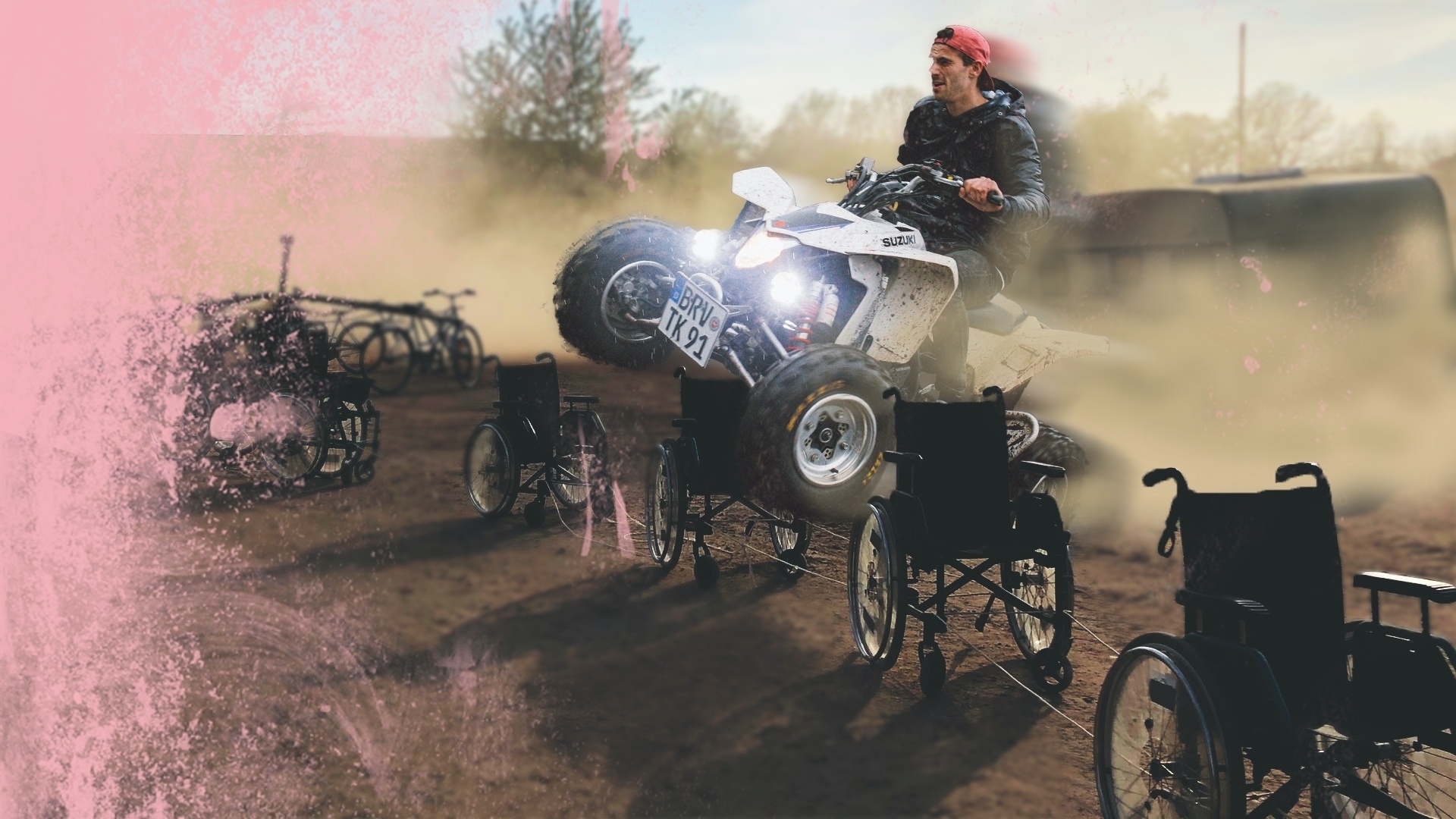 Rollstühle an Quad hängen | Führung im Kliemannsland